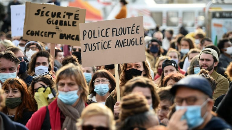 Proteste in Frankreich: 20.000 Menschen gingen gegen das neue "Sicherheits"-Gesetz auf die Straße.