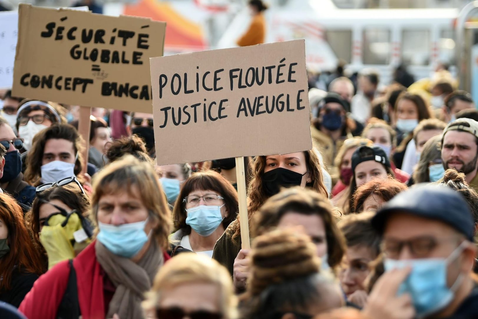 Proteste in Frankreich: 20.000 Menschen gingen gegen das neue "Sicherheits"-Gesetz auf die Straße.