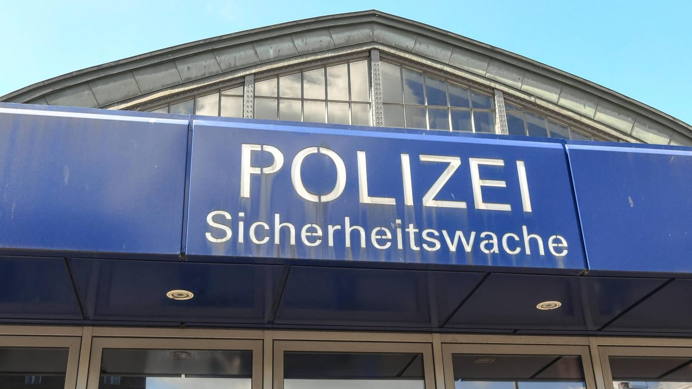 Die Sicherheitswache der Polizei am Hamburger Hauptbahnhof: In der Nähe ist eine Muslim attackiert worden.