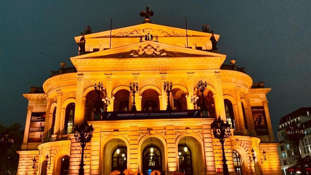 Frankfurter Oper: Neben der Frankfurter Oper leuchtet auch die Paulskirche und die EZB in Frankfurt orange.