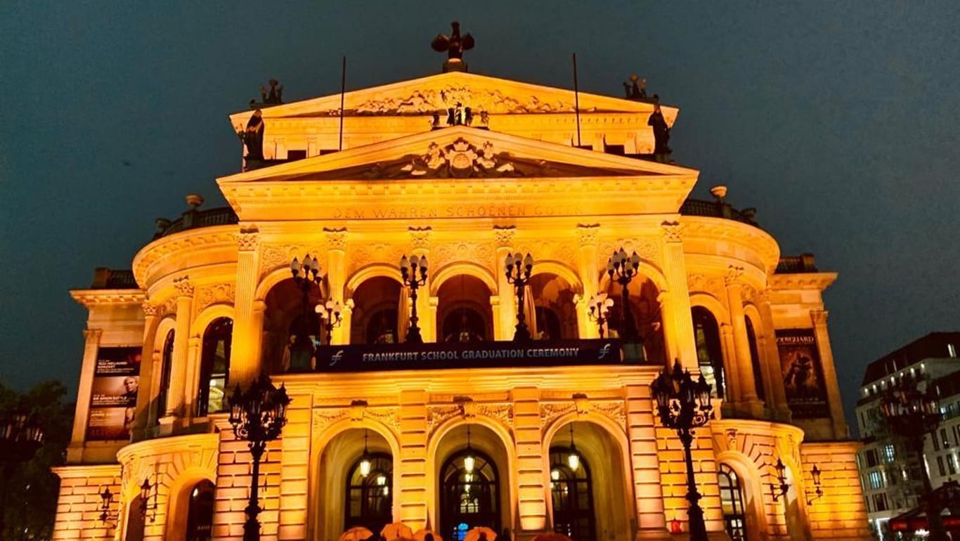 Frankfurter Oper: Neben der Frankfurter Oper leuchtet auch die Paulskirche und die EZB in Frankfurt orange.