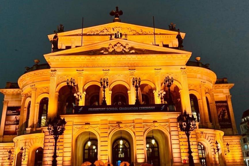 Frankfurter Oper: Neben der Frankfurter Oper leuchtet auch die Paulskirche und die EZB in Frankfurt orange.