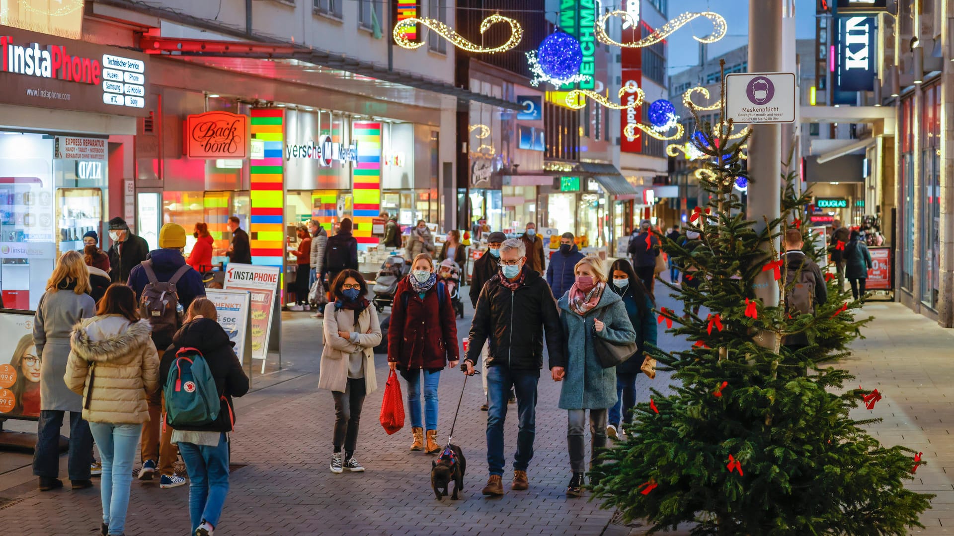 Weihnachtsstimmung in der Bochumer Innenstadt: In diesem Jahr wird das Weihnachtsfest von der Corona-Pandemie bestimmt. (Archivbild)