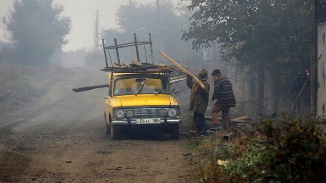 Armenier verlassen ihre Dörfer, bevor aserbaidschanische Streitkräfte die Kontrolle in der umstrittenen Region Berg-Karabach übernehmen. Armenier verlassen ihre Dörfer, bevor aserbaidschanische Streitkräfte die Kontrolle in der umstrittenen Region Berg-Karabach übernehmen.
