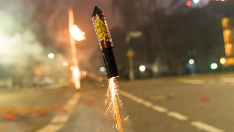 Eine Rakete in Berlin: Derzeit wird debattiert, ob der Verkauf von Böllern für Silvester verboten werden soll.