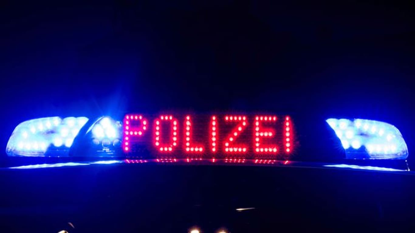 Das Blaulicht auf einem Polizeiauto leuchtet (Symbolbild): In Mainz ist ein Mann nach einer Attacke auf eine junge Frau festgenommen worden.