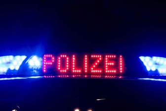 Das Blaulicht auf einem Polizeiauto leuchtet (Symbolbild): In Mainz ist ein Mann nach einer Attacke auf eine junge Frau festgenommen worden.