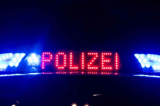 Das Blaulicht auf einem Polizeiauto leuchtet (Symbolbild): In Mainz ist ein Mann nach einer Attacke auf eine junge Frau festgenommen worden.