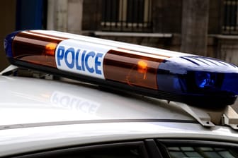 Polizei in Frankreich: Ein betrunkener Mann nannte einen bizarren Grund, um die Ausgangssperre zu unterbrechen. (Symbolbild)