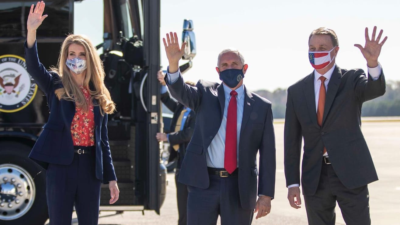 Vizepräsident Mike Pence (mi.) mit den republikanischen Senatoren Kelly Loeffler und David Perdue in Georgia.