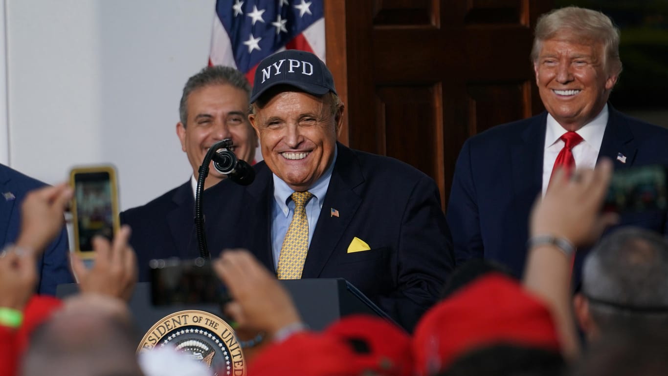 Rudy Giuliani (l) und Donald Trump (r): Der Anwalt des US-Präsidenten sollte die Wahl zu seinen Gunsten drehen – er scheiterte.