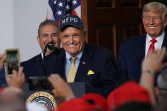 Rudy Giuliani (l) und Donald Trump (r): Der Anwalt des US-Präsidenten sollte die Wahl zu seinen Gunsten drehen – er scheiterte.