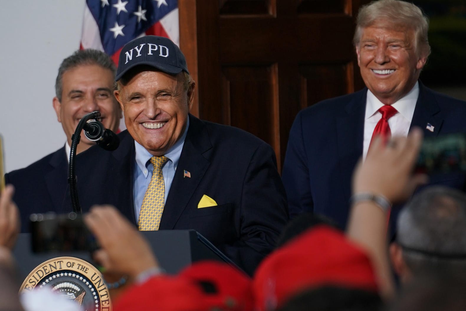 Rudy Giuliani (l) und Donald Trump (r): Der Anwalt des US-Präsidenten sollte die Wahl zu seinen Gunsten drehen – er scheiterte.