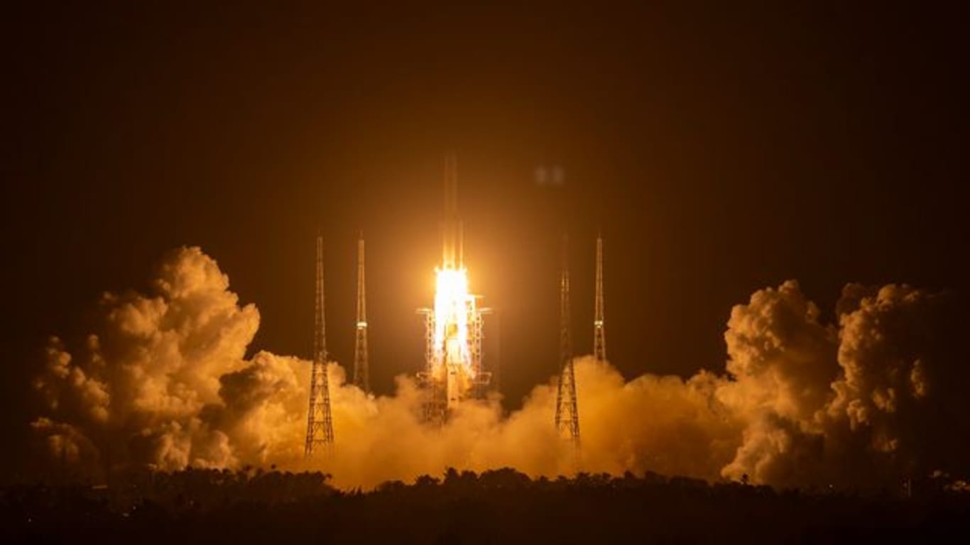 Die Rakete vom Typ "Langer Marsch 5" startet vom Wenchang Space Launch Center Richtung Mond.