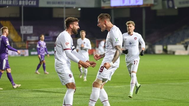 Nürnbergs Torschütze Manuel Schäffler (r) feiert seinen Treffer zur 1:0-Führung mit Enrico Valentini.