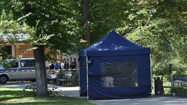 Beamte der Spurensicherung sichern in einem Faltpavillon Spuren am Tatort (Archivbild): Im Prozessverlauf werden zwei Zeugen vernommen. Beamte der Spurensicherung sichern in einem Faltpavillon Spuren am Tatort (Archivbild): Im Prozessverlauf werden zwei Zeugen vernommen.