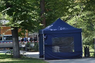 Beamte der Spurensicherung sichern in einem Faltpavillon Spuren am Tatort (Archivbild): Im Prozessverlauf werden zwei Zeugen vernommen.