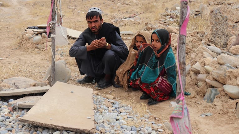 Afghanen trauern am Grab eines Verwandten, der von australischen Soldaten getötet wurde.