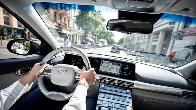 Hände fest am Steuer: Wer im Auto Funktionen mit Sprachbefehlen steuert, fährt meist sicherer.