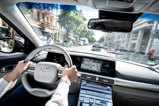 Hände fest am Steuer: Wer im Auto Funktionen mit Sprachbefehlen steuert, fährt meist sicherer.