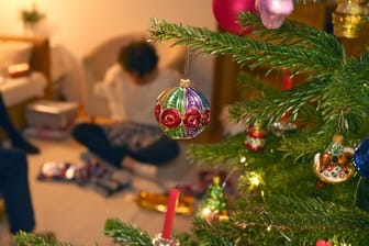 Auch im Corona-Jahr sollen Familien unter einem geschmücktem Weihnachtsbaum gemeinsam Geschenke auspacken können.