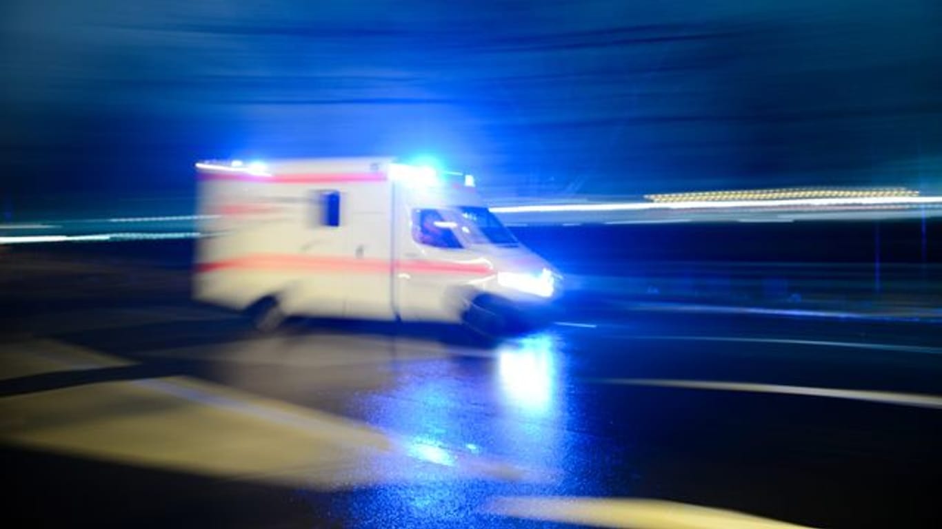 Ein Rettungswagen mit Blaulicht: Ein Mann wurde auf der A38 von einem Auto erfasst und tödlich verletzt.