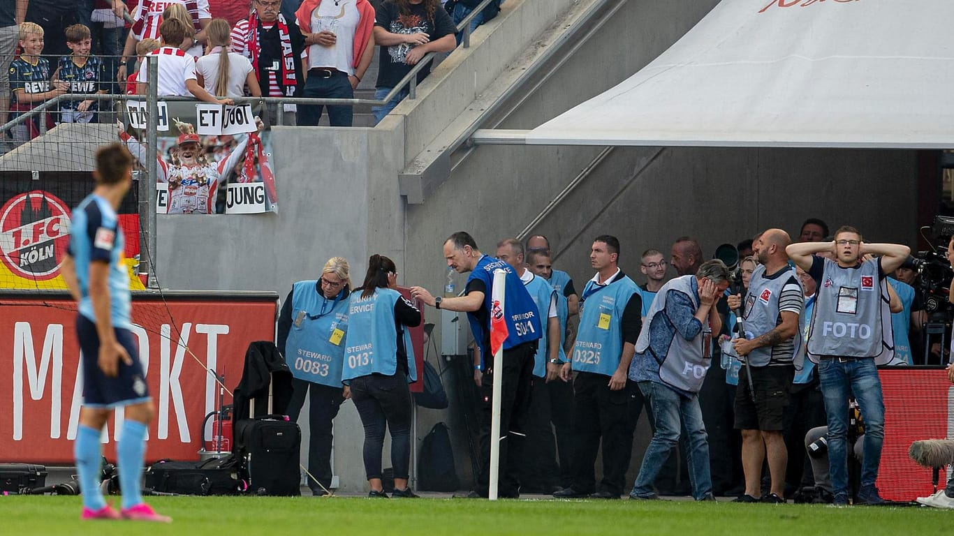 Ein Böller explodierte am Spielfeldrand des Rhein-Derbys in 2019: Über 20 Menschen wurden durch die Denotation verletzt.