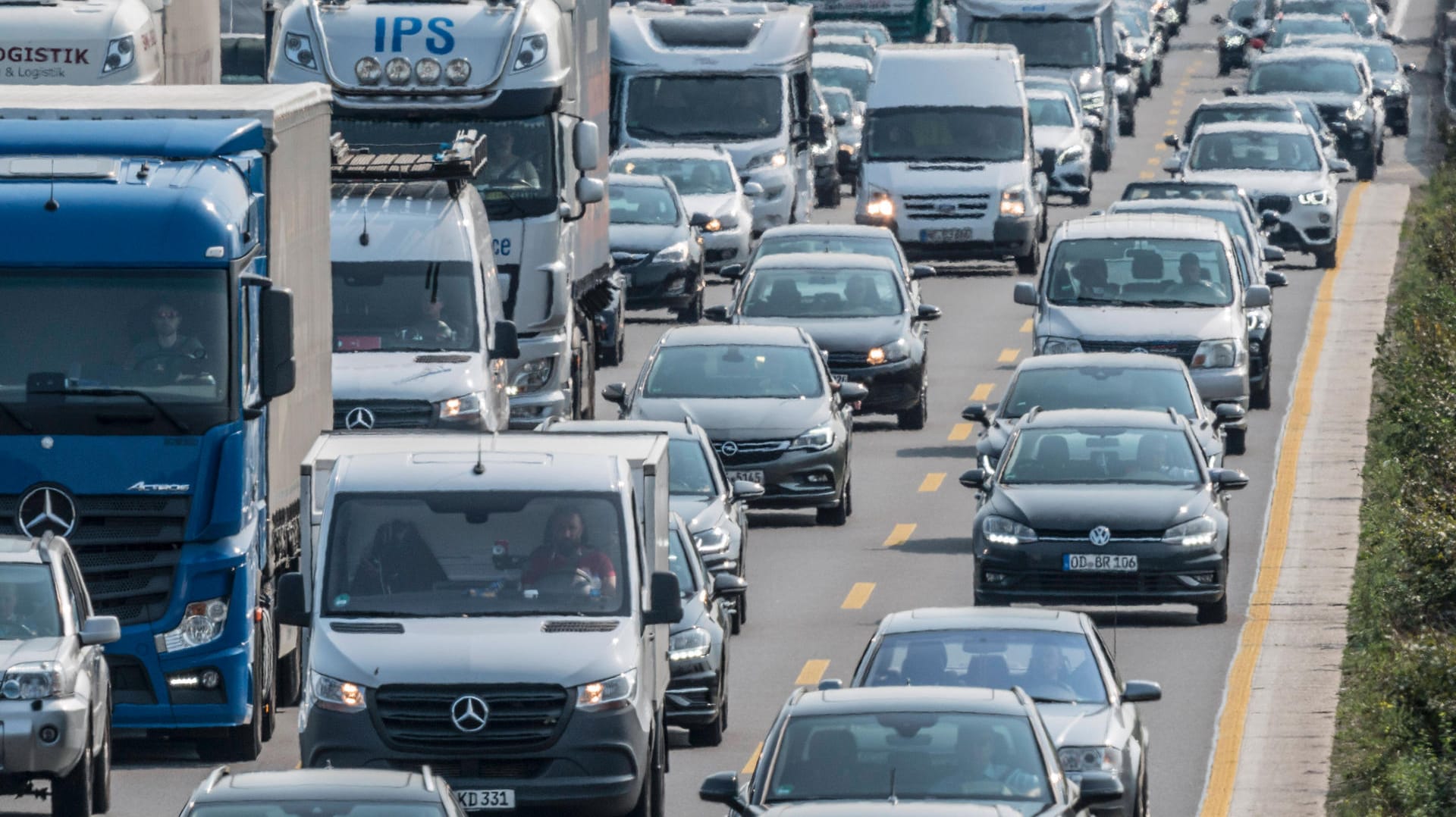 Stau auf den Kölner Ringen (Symbolbild): Auf der A3 und A4 bei Köln ist es am Dienstag zu Staus wegen mehreren Unfällen gekommen. Stau auf den Kölner Ringen (Symbolbild): Auf der A3 und A4 bei Köln ist es am Dienstag zu Staus wegen mehreren Unfällen gekommen.