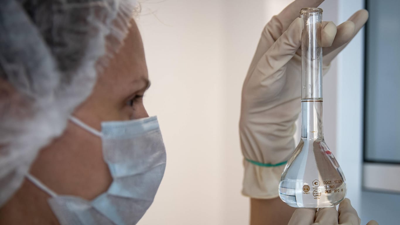 Eine Frau arbeitet in einem medizinischen Labor (Symboldbild): Forscher der Uni Frankfurt haben einen Stoff gefunden, der gegen Covid-19 helfen könnte.