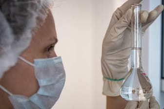 Eine Frau arbeitet in einem medizinischen Labor (Symboldbild): Forscher der Uni Frankfurt haben einen Stoff gefunden, der gegen Covid-19 helfen könnte.