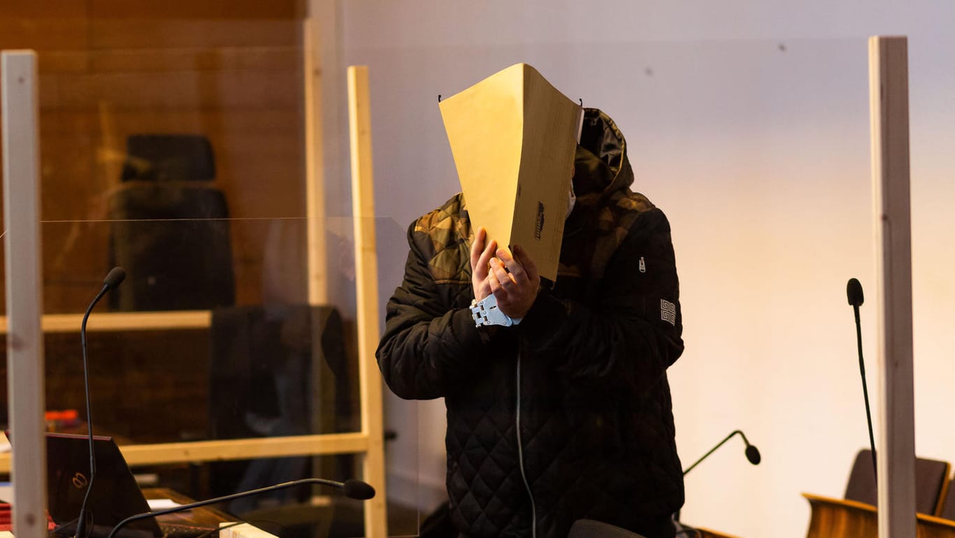 Angeklagter im Saal des Landgerichts: Der Mann, der seine Taten gestanden hat, wird nach seiner Haftstrafe in Sicherungsverwahrung bleiben (Archivbild).