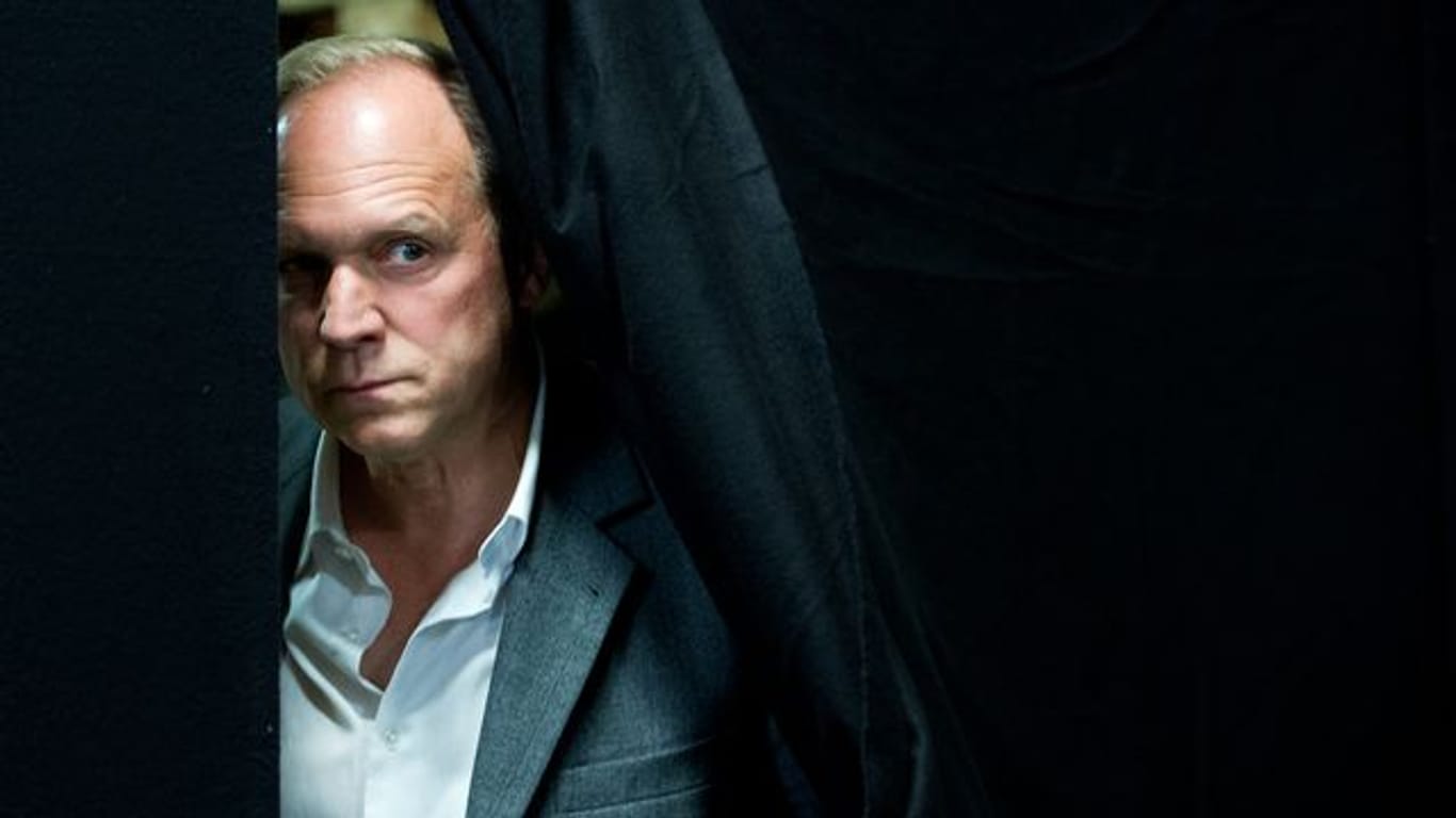 Ulrich Tukur (als Kommissar Felix Murot) bei den Dreharbeiten zu der "Tatort"-Folge "Im Schmerz geboren".