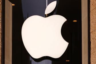 Apple-Logo (Symbolbild): Der Sicherheitschef des Konzerns muss sich vor Gericht verantworten.
