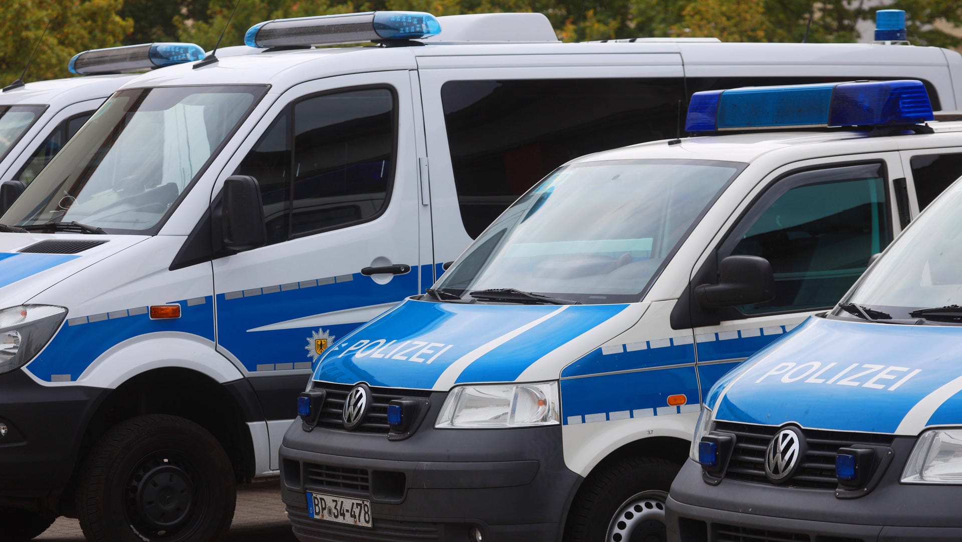 Polizeifahrzeuge: Am frühen Dienstagmorgen wurden Wohnungen und Diensträume der Beschuldigten durchsucht (Symbolbild).