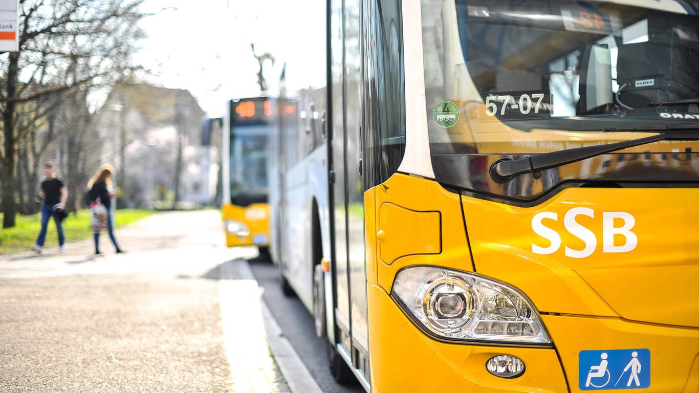 Busse in Stuttgart (Symbolbild): Eine Busfahrerin hat einen Dieb in die Flucht geschlagen.
