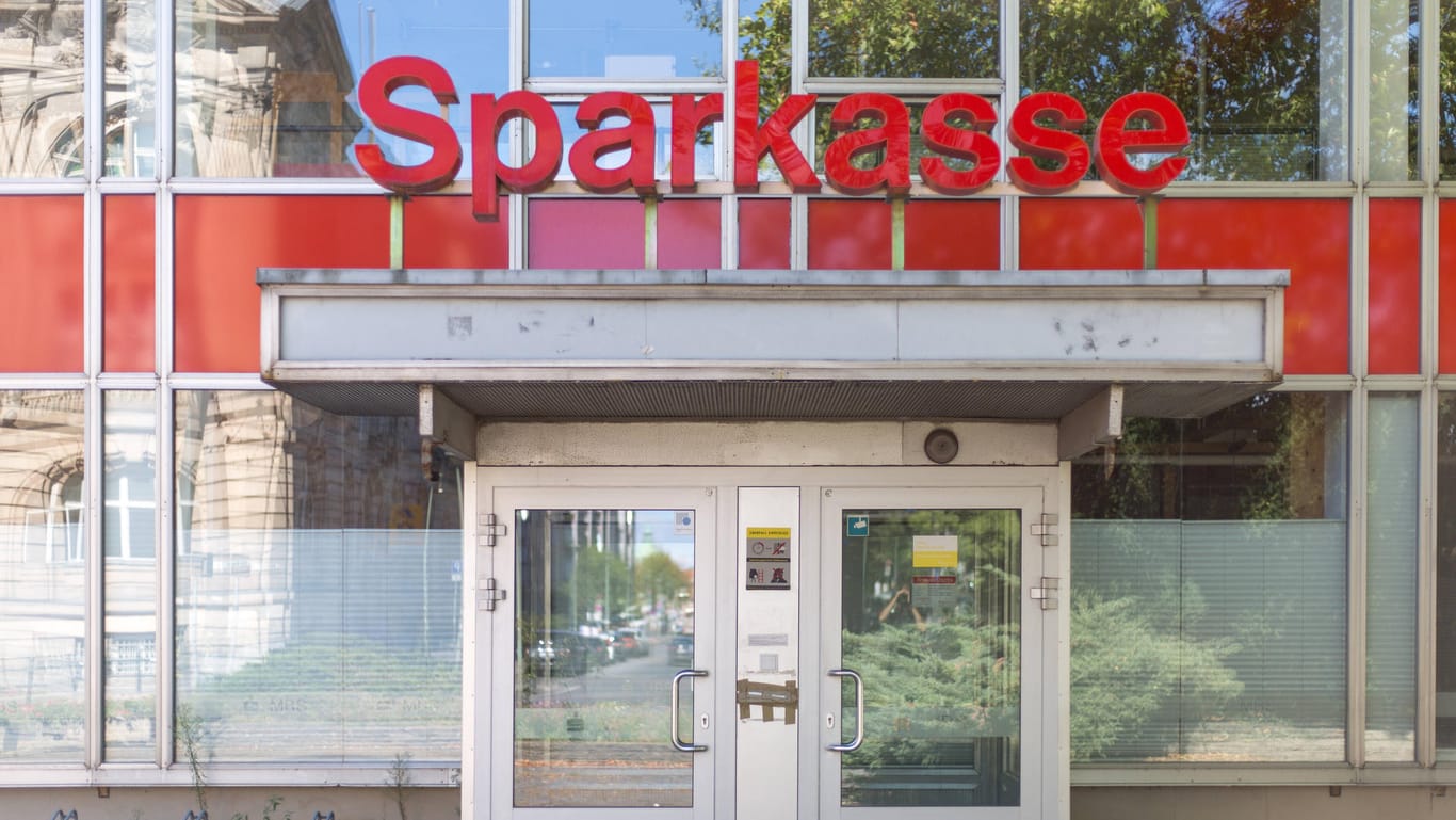 Sparkassen-Filiale in Potsdam (Symbolbild): Das Girokonto wird immer teurer.