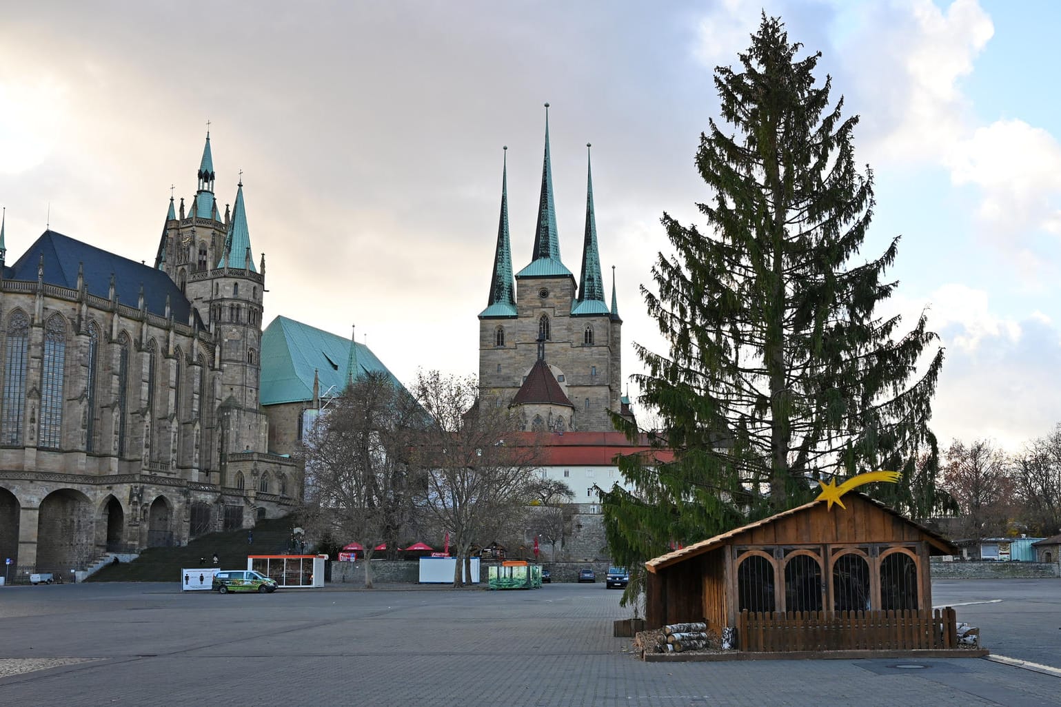 Der Weihnachtsbaum und die Hütte für die Krippe stehen auf dem Domplatz: Durch Dekoration soll in Erfurt doch noch etwas Weihnachtsstimmung aufkommen.