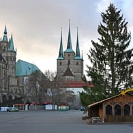 Der Weihnachtsbaum und die Hütte für die Krippe stehen auf dem Domplatz: Durch Dekoration soll in Erfurt doch noch etwas Weihnachtsstimmung aufkommen.