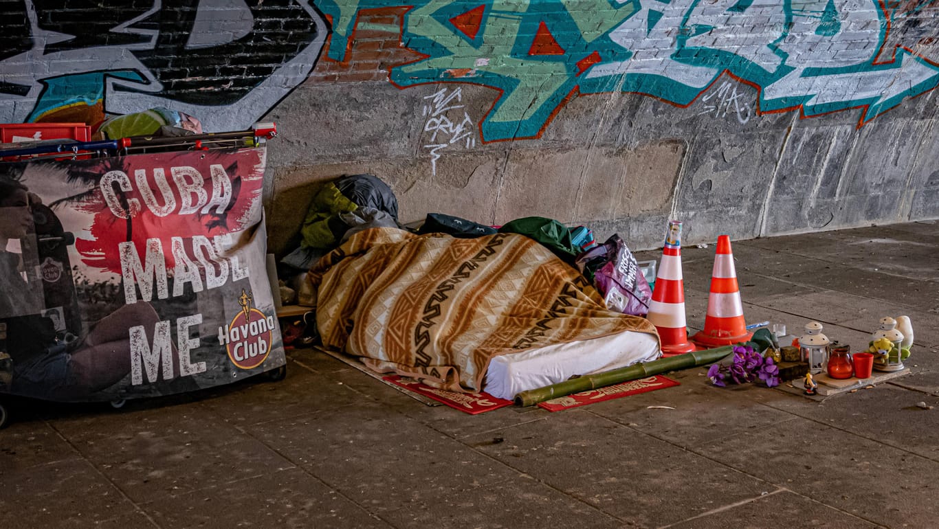 Obdachloser in Berlin: Menschen ohne Wohnsitz sollen nach dem Willen des Europaparlament künftig besser unterstützt werden (Symbolbild).