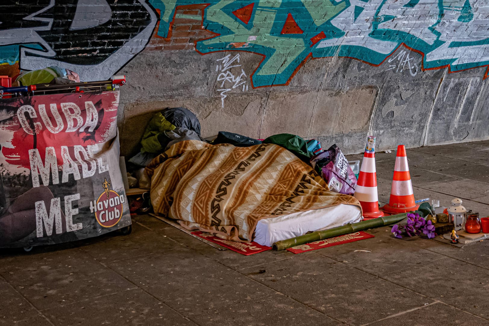 Obdachloser in Berlin: Menschen ohne Wohnsitz sollen nach dem Willen des Europaparlament künftig besser unterstützt werden (Symbolbild).