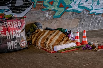 Obdachloser in Berlin: Menschen ohne Wohnsitz sollen nach dem Willen des Europaparlament künftig besser unterstützt werden (Symbolbild).