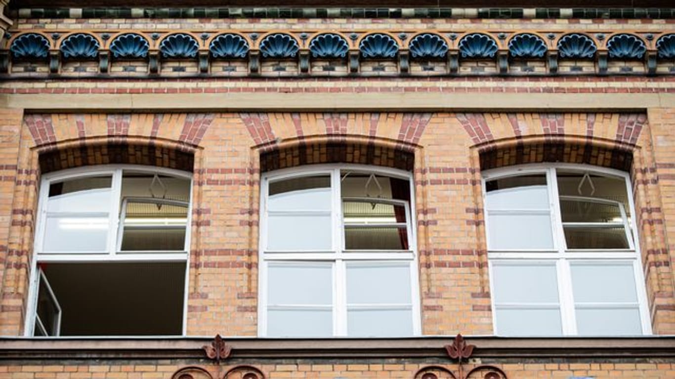 Fenster einer Schule sind zum Lüften geöffnet.