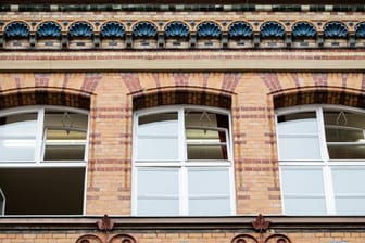 Fenster einer Schule sind zum Lüften geöffnet.