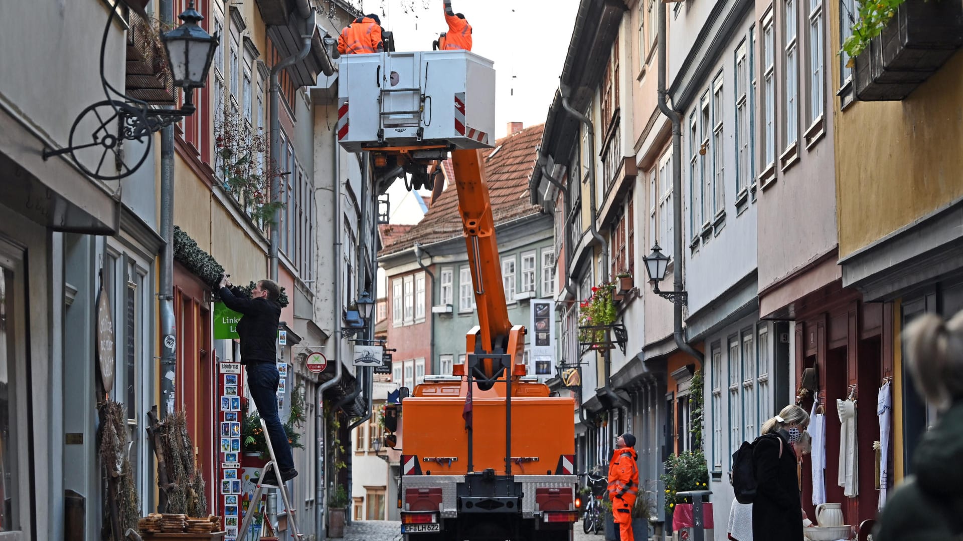 Mitarbeiter des städtischen Betriebshofes montieren die Weihnachtsbeleuchtung auf der Krämerbrücke: Die ganze Innenstadt wird weihnachtlich dekoriert.