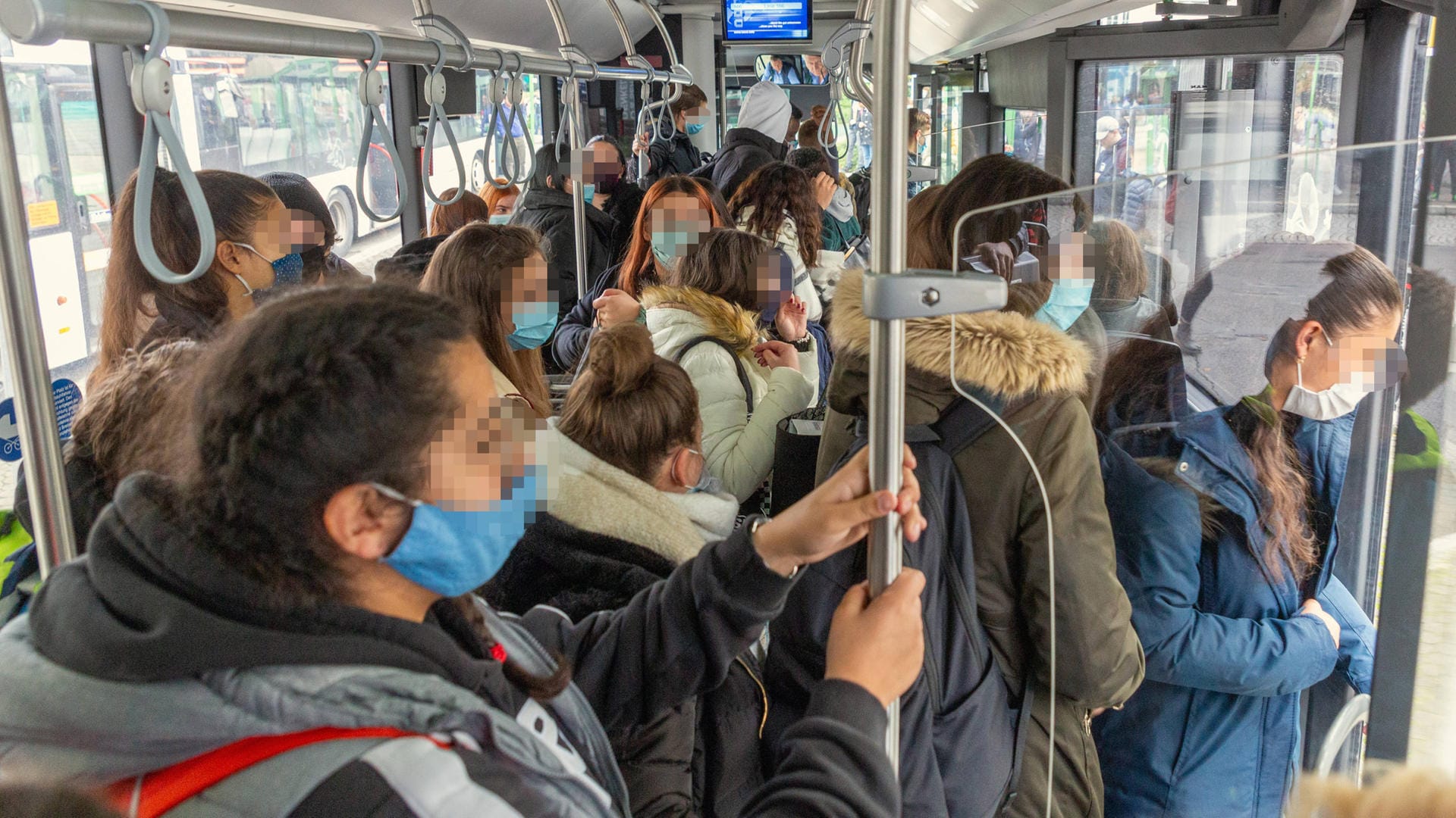 Dicht gedrängte Schüler in einem Schulbus: Trotz Corona soll es in Deutschland keine längeren Schulschließungen mehr geben.