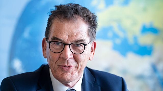 Entwicklungsminister Gerd Müller (CSU) fordert die Fußball-Bundesliga auf, klimaneutral zu werden. Entwicklungsminister Gerd Müller (CSU) fordert die Fußball-Bundesliga auf, klimaneutral zu werden.