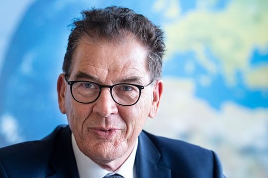 Entwicklungsminister Gerd Müller (CSU) fordert die Fußball-Bundesliga auf, klimaneutral zu werden.