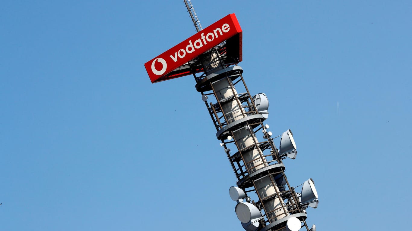 Funkmast mit Vodafone-Logo: Am Montag gab es eine bundesweite Netzwerkstörung bei dem Mobilfunkanbieter.