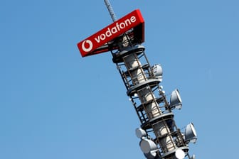 Funkmast mit Vodafone-Logo: Am Montag gab es eine bundesweite Netzwerkstörung bei dem Mobilfunkanbieter.