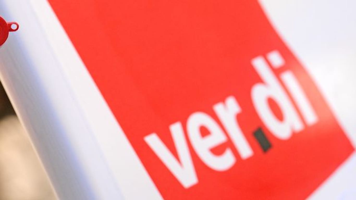 Das Verdi-Logo: Die Gewerkschaft will mit erneuten Streiks den Druck auf die Arbeitgeber erhöhen.